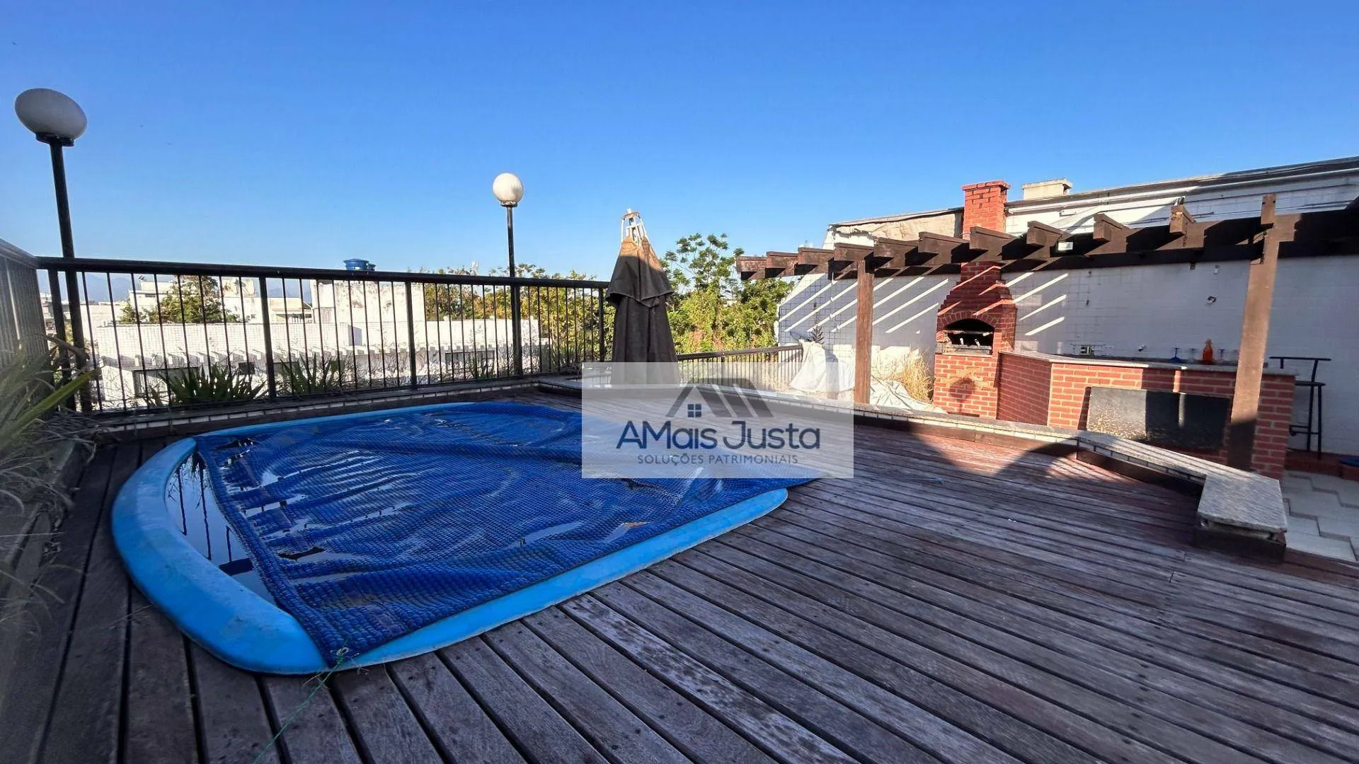 4-bedroom apartment in a building with a pool — photo 33