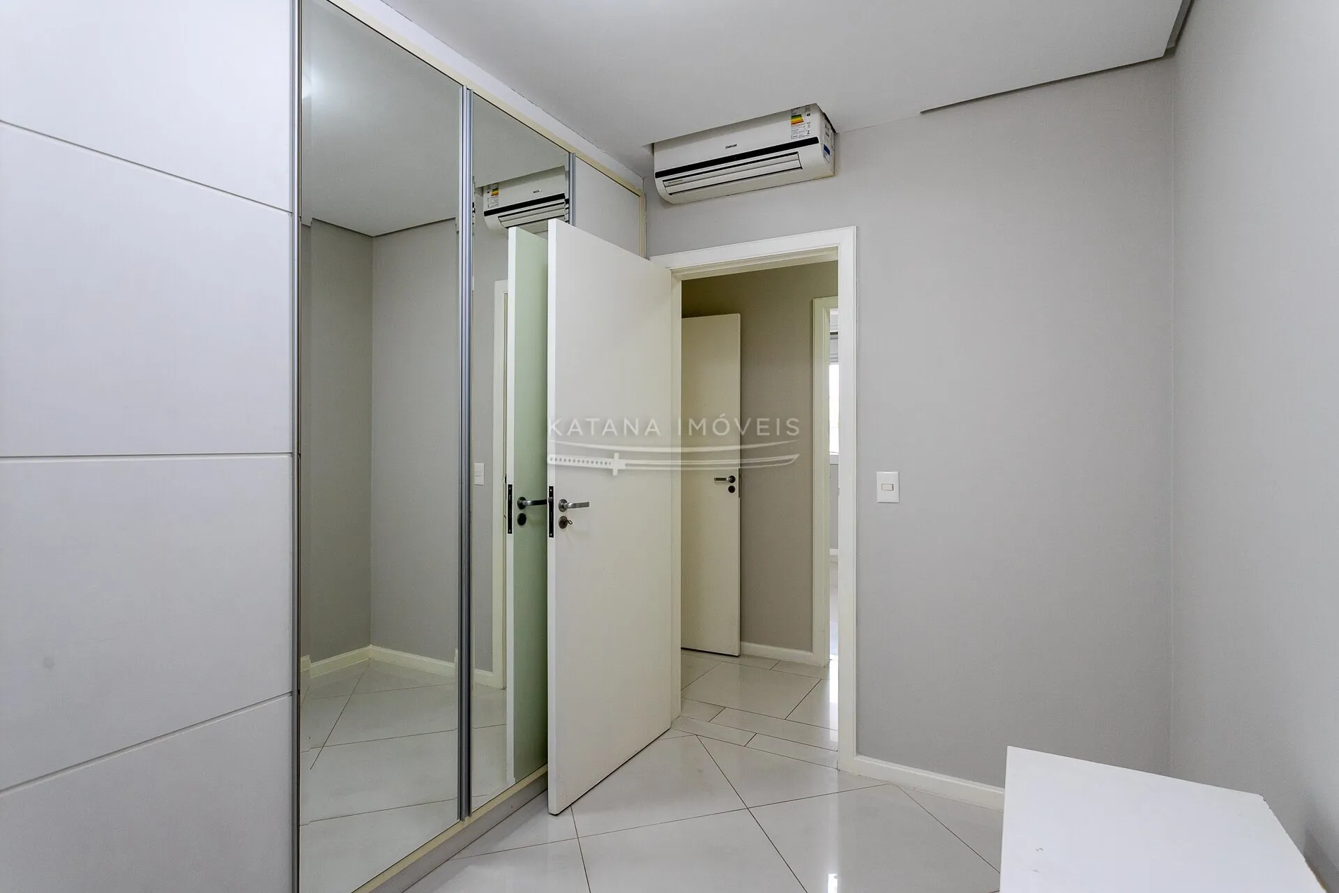 4-bedroom apartment with a bathtub in Florianópolis — photo 35