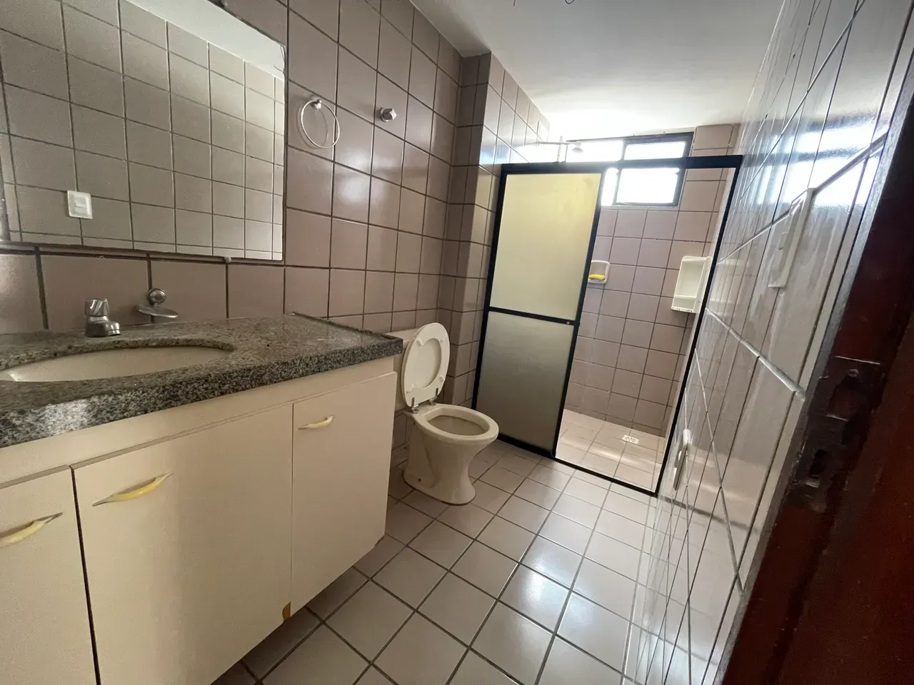 2nd-floor apartment with 3 bedrooms and 3 bathrooms
