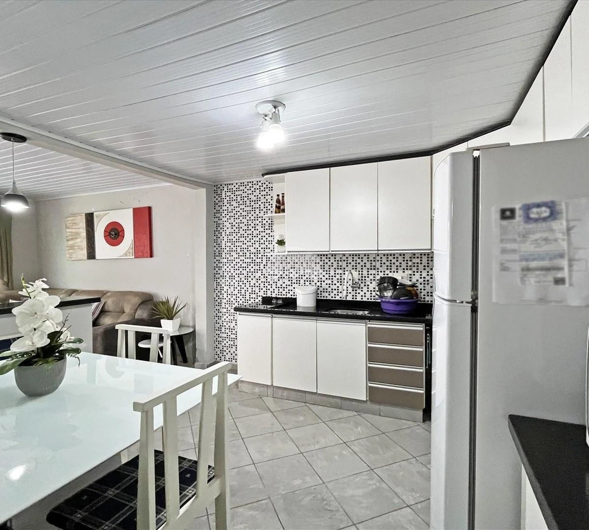 Balcony with a grill in a one-bedroom house, 40 m² — photo 9