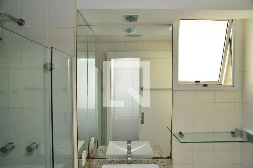 Apartamento com 2 quartos e cozinha fechada com fogão a gás — photo 12