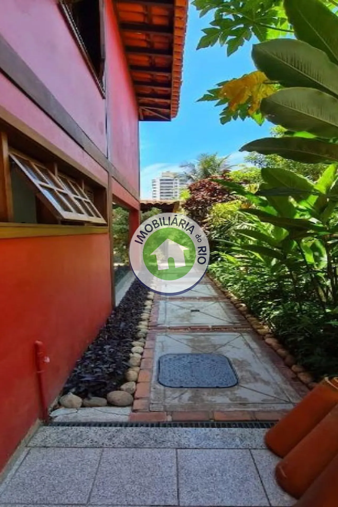 House with a balcony, 5 bedrooms and 5 bathrooms — photo 51