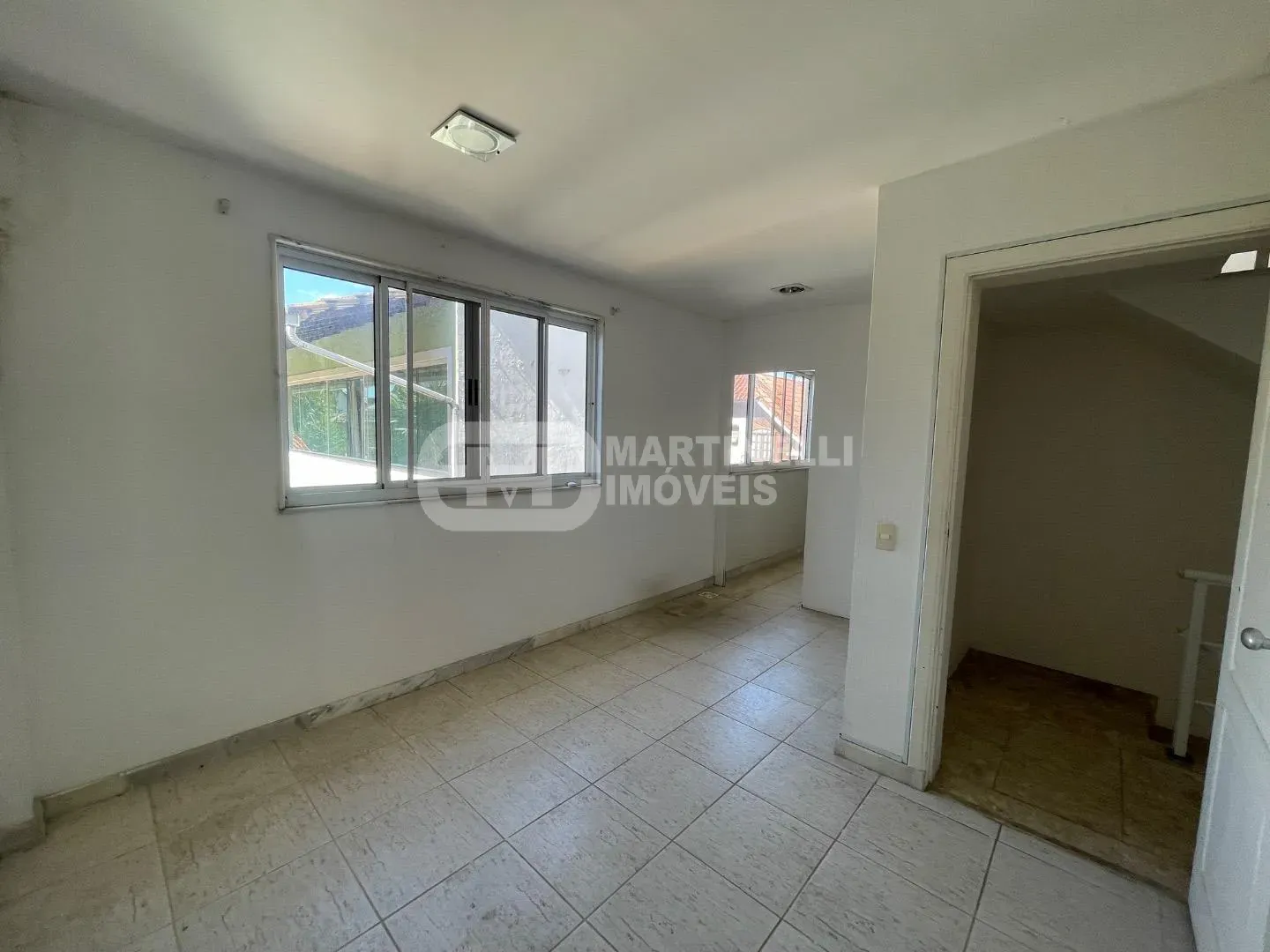 House with 4 bedrooms and 5 bathrooms and a separate kitchen — photo 24
