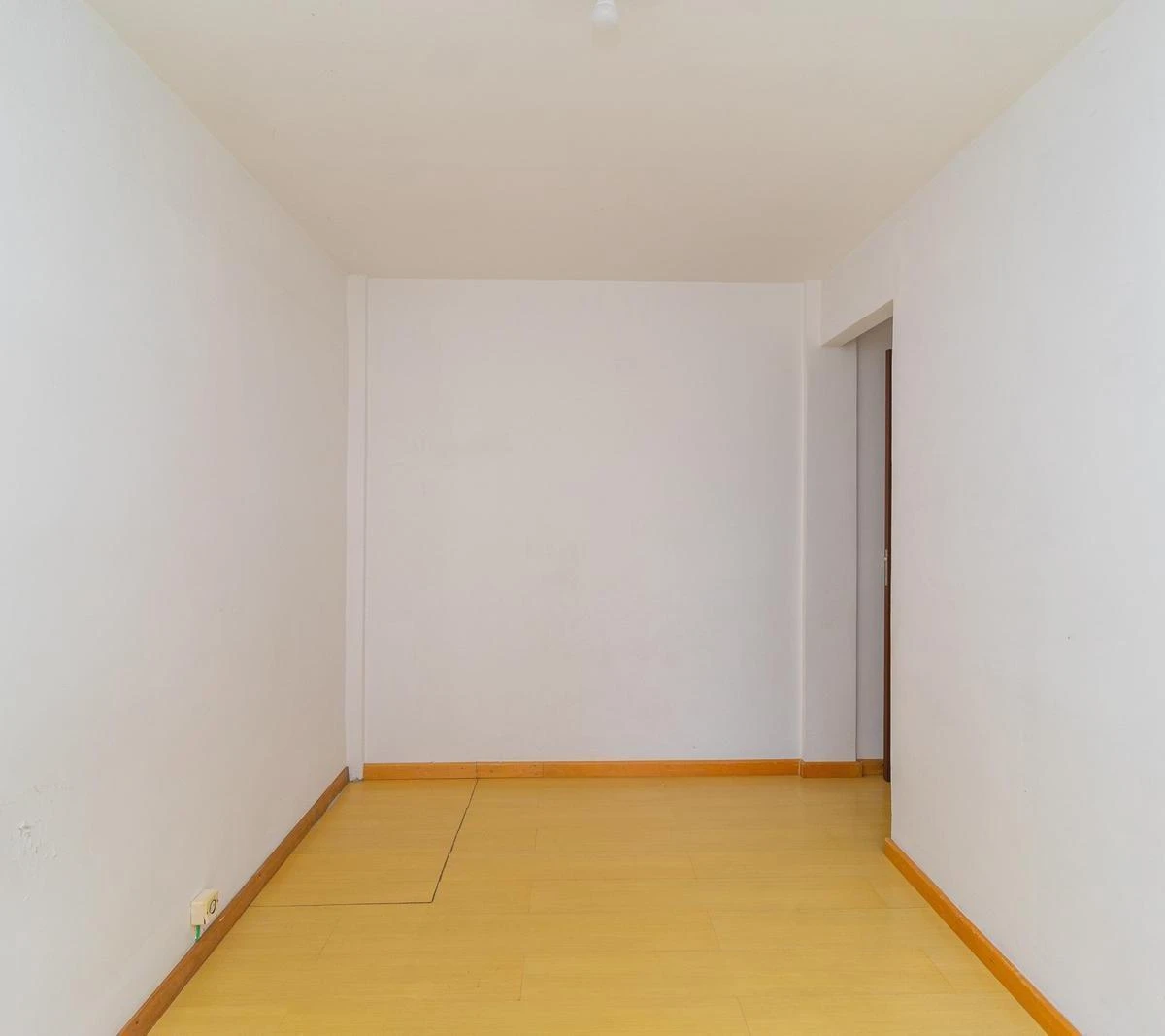 2-bedroom apartment with wood or laminate floors in Curitiba — photo 4