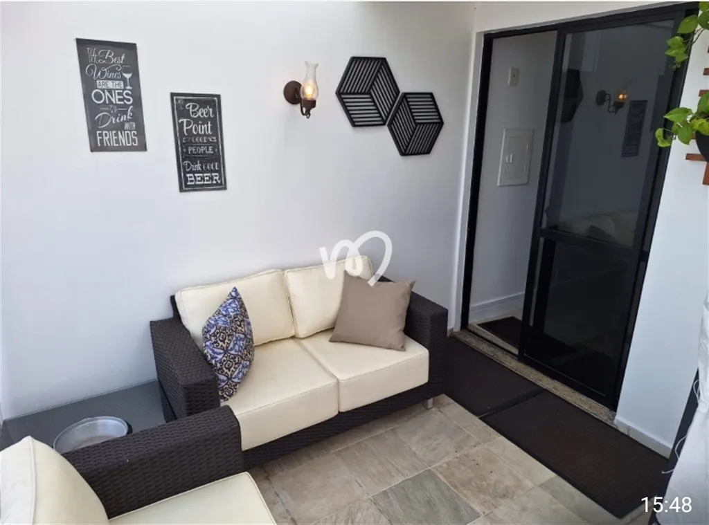Reformed rooftop home with built-in wardrobes and 3 bedrooms — photo 23