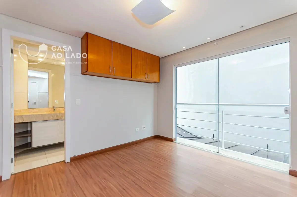 Balcony with a grill in a 3-bedroom house, 264 m² — photo 8