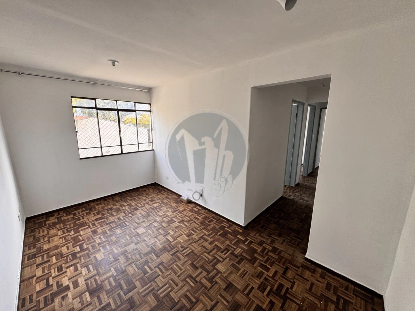 Apartamento sem mobília com 3 quartos e piso de madeira — photo 3