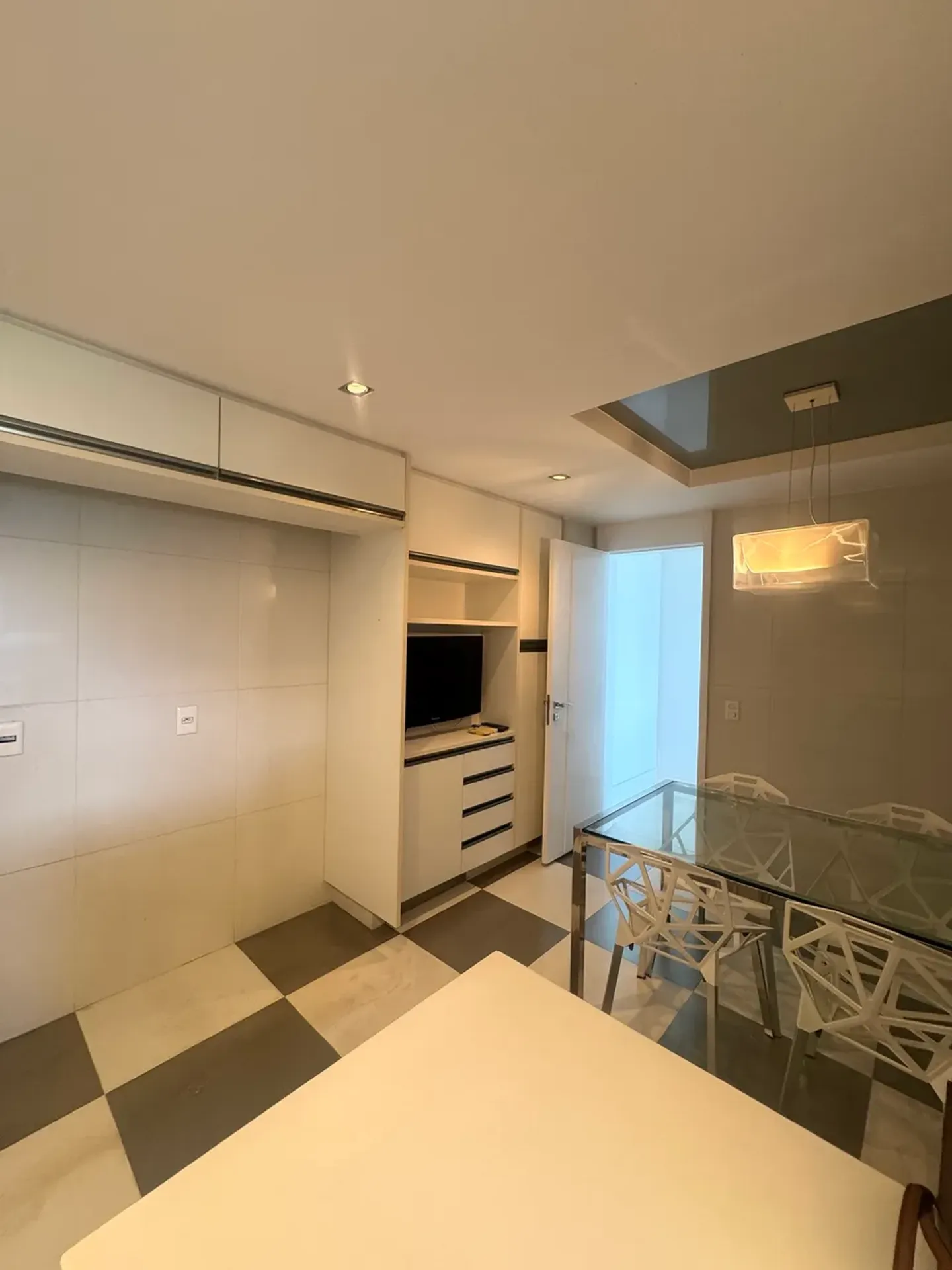 335 m² apartment with a glass-enclosed balcony and a jacuzzi — photo 11