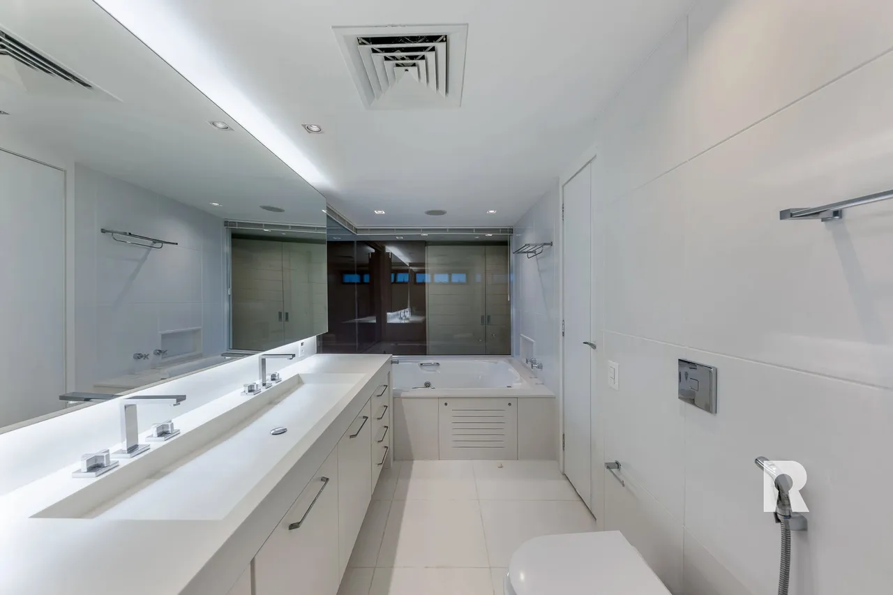 4-bedroom apartment with 5 bathrooms and enclosed balcony — photo 12