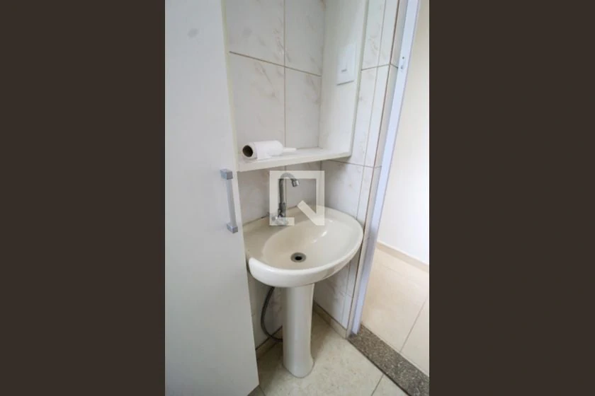 Apartamento para aluguel com 1 quarto e varanda