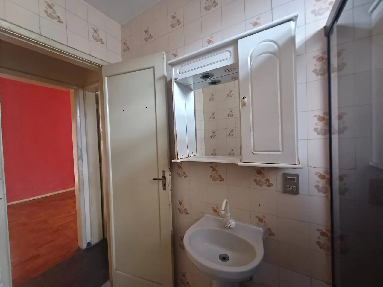 Apartamento sin amueblar de 2 habitaciones con suelo de madera — photo 15