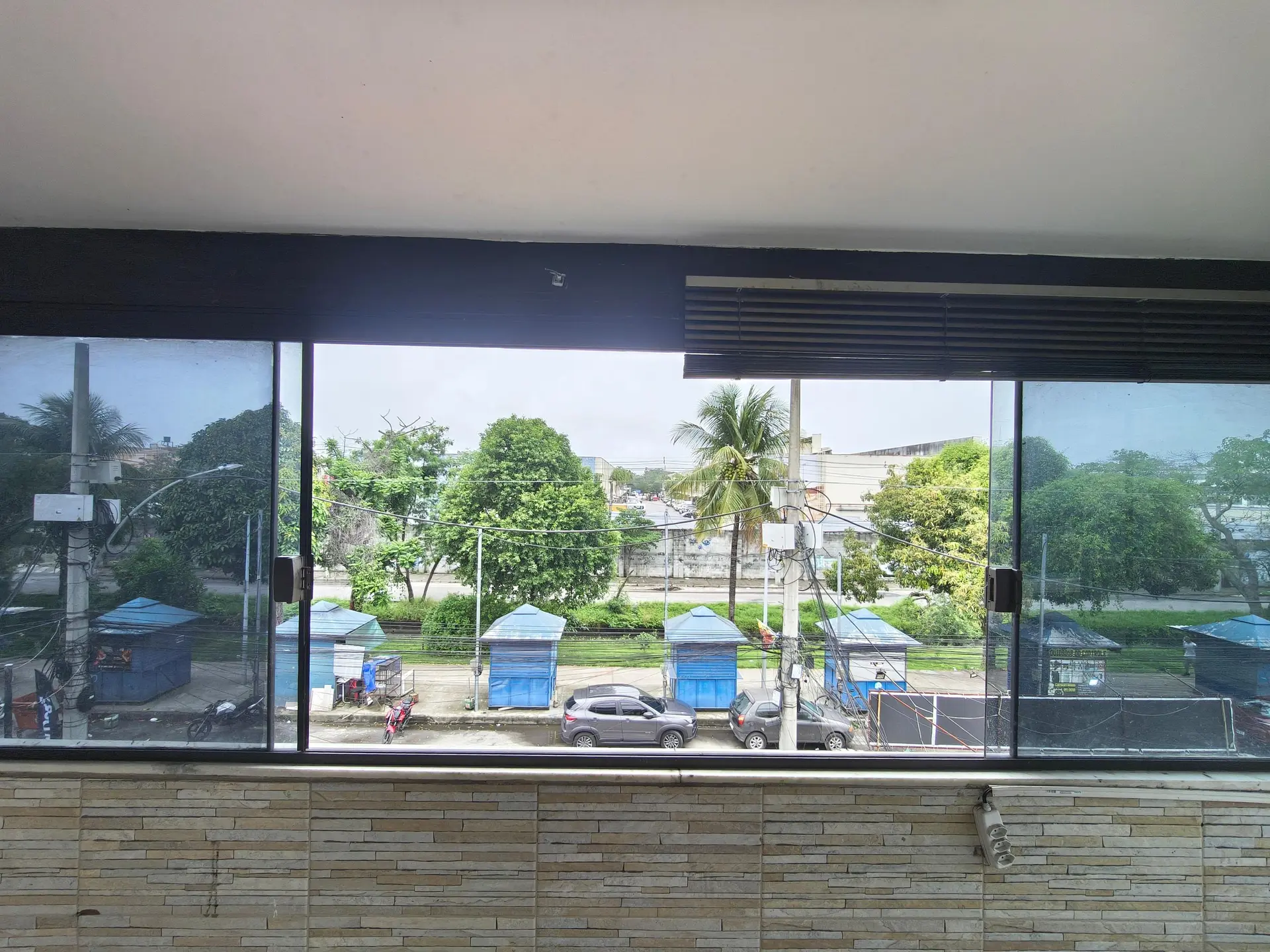 2-bedroom house with floor-to-ceiling windows — photo 6