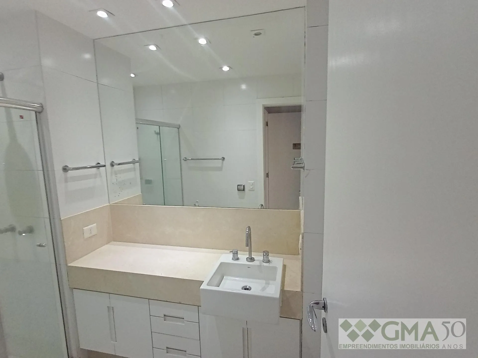 3-bedroom apartment with a mountain view — photo 24