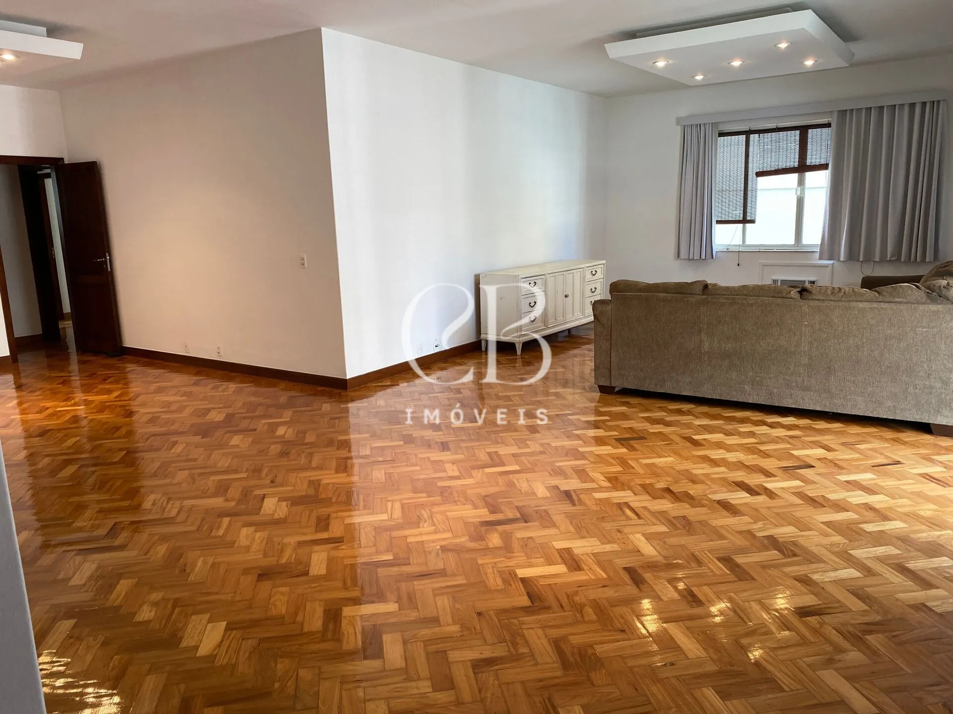 Apartment with 4 bedrooms and a glass-enclosed balcony — photo 46