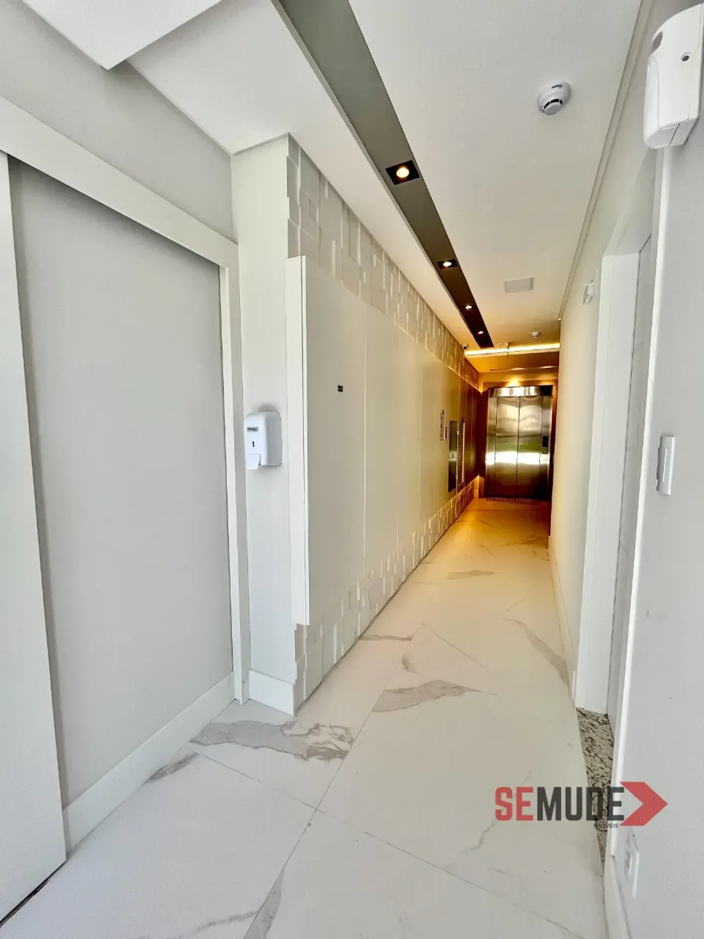 Furnished 1-bedroom apartment with a balcony grill — photo 31