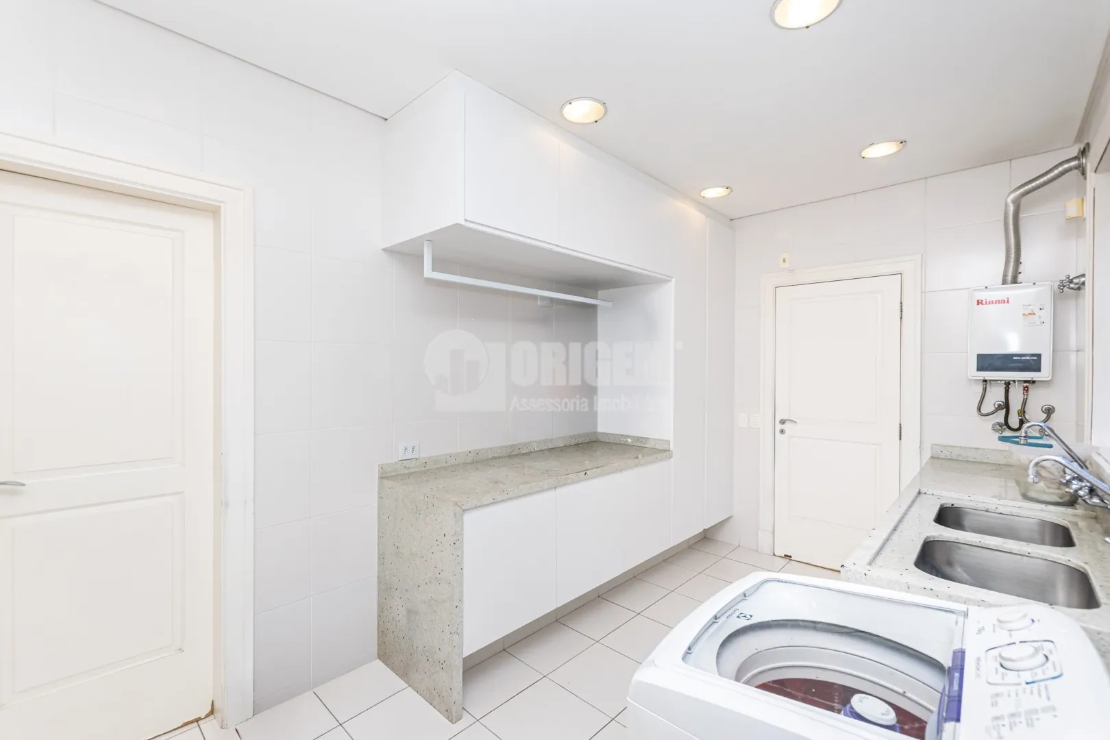 589 m² house with a bathtub and a water view — photo 31
