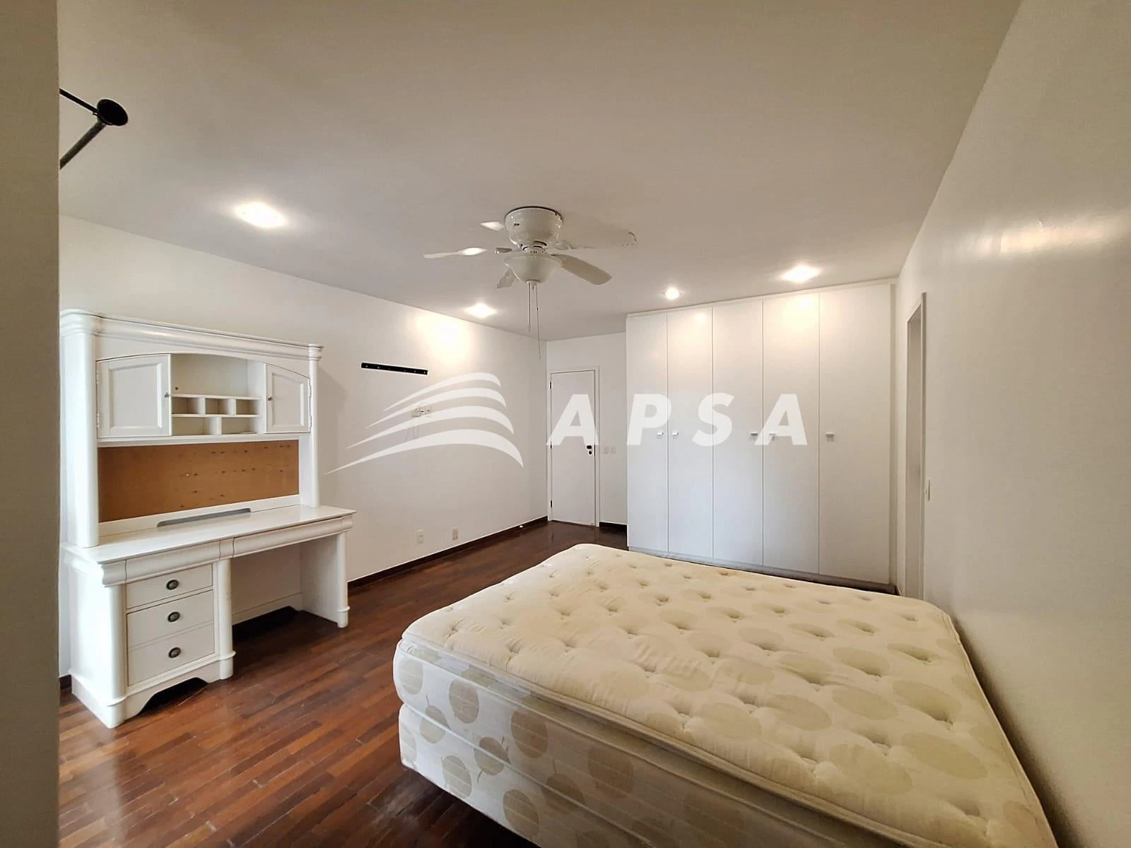 4-bedroom apartment in a building with a sauna — photo 14