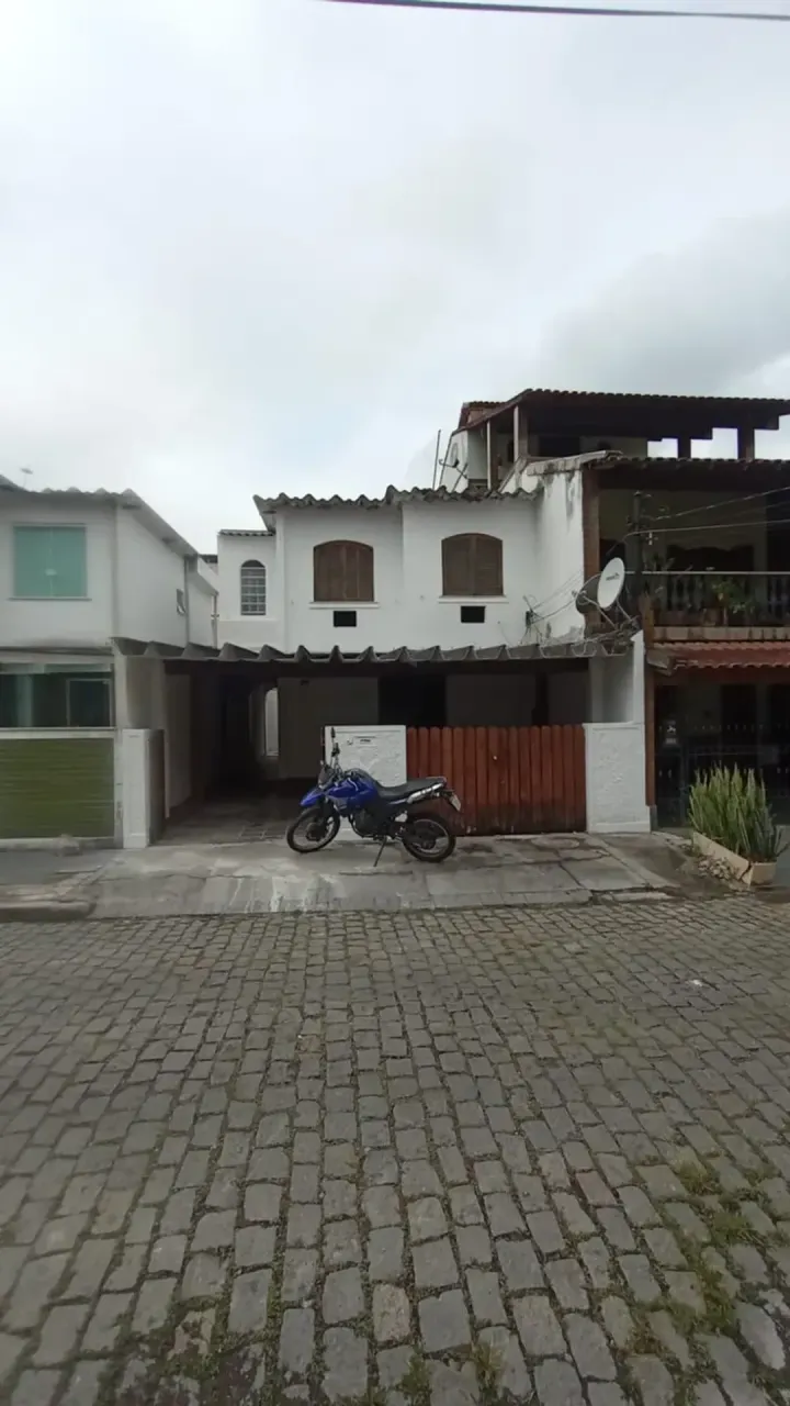 4-bedroom house with 2 bathrooms and 2 parking spots — photo 2