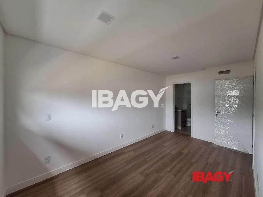 2-bedroom apartment with 2 bathrooms and parking — photo 3