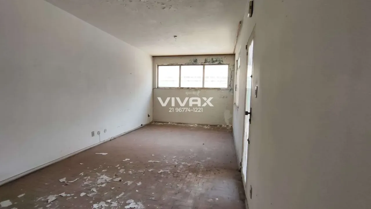 House with 5 bedrooms and 5 bathrooms needs renovation — photo 12