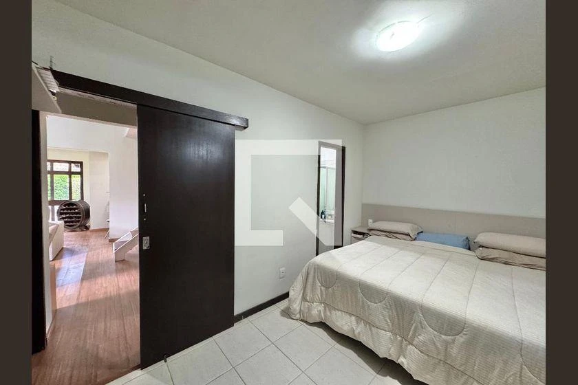 140 m² house with a walk-in closet and a home office — photo 8