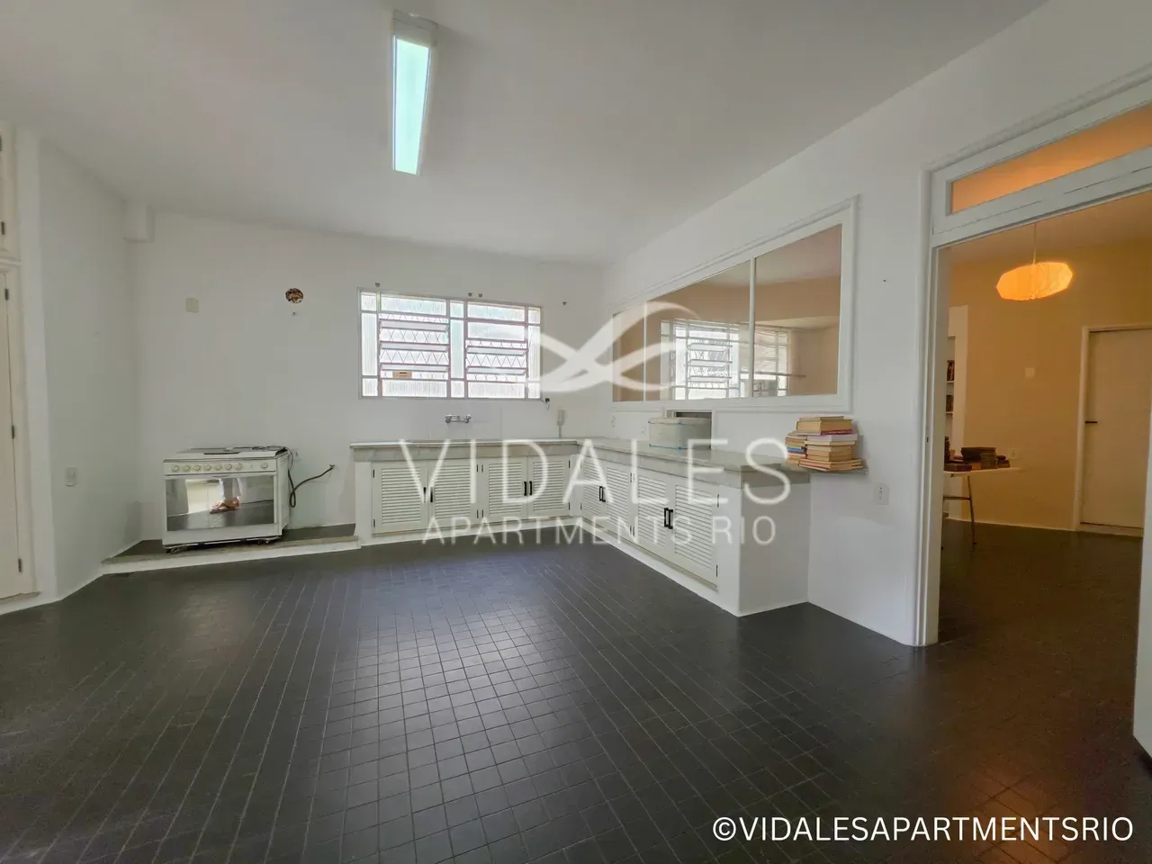 Unfurnished 4-bedroom apartment with a glassed-in balcony — photo 10