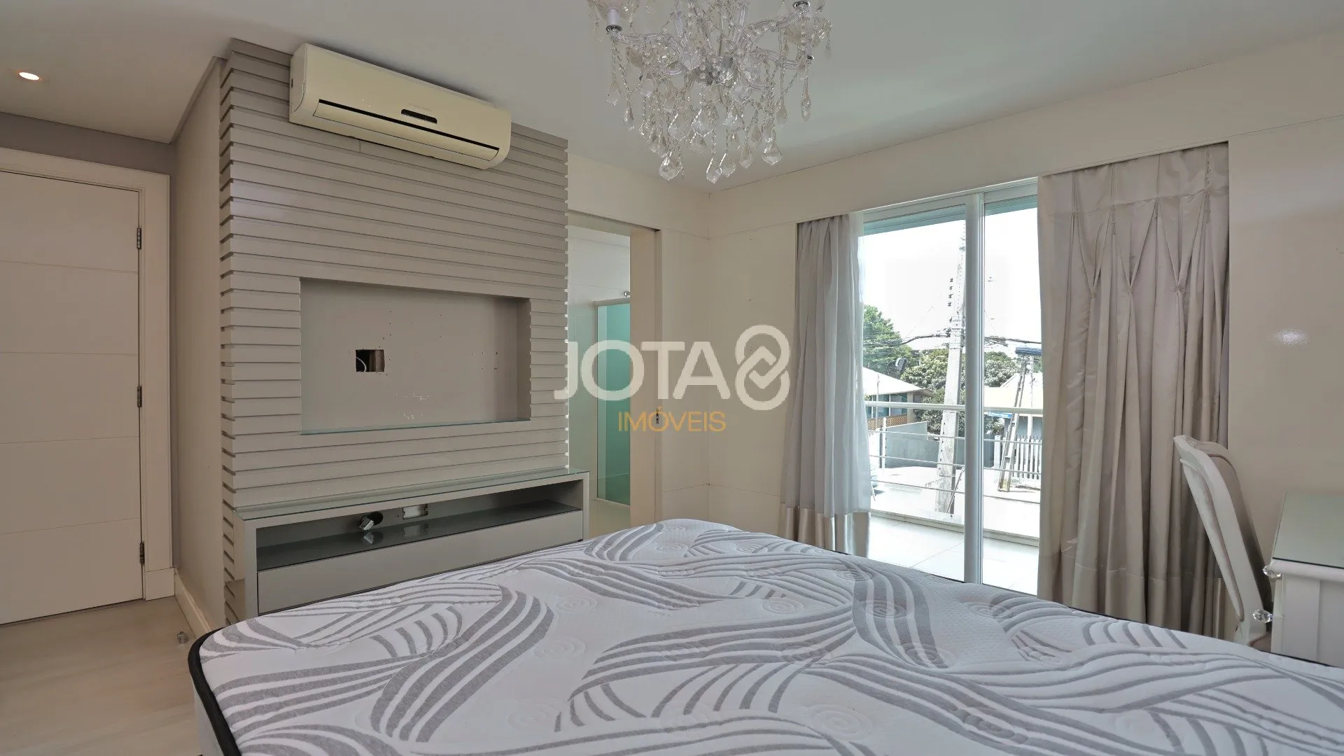 House of 310 m² with 3 en-suite bedrooms and private BBQ — photo 22