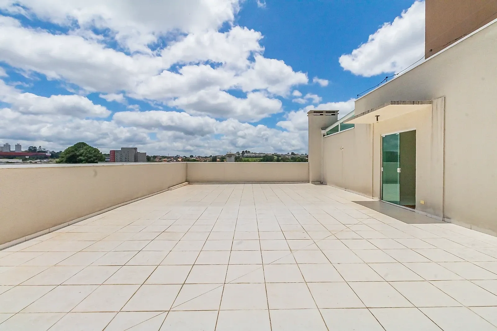Balcony with a grill in a 3-bedroom apartment, 74 m² — photo 39
