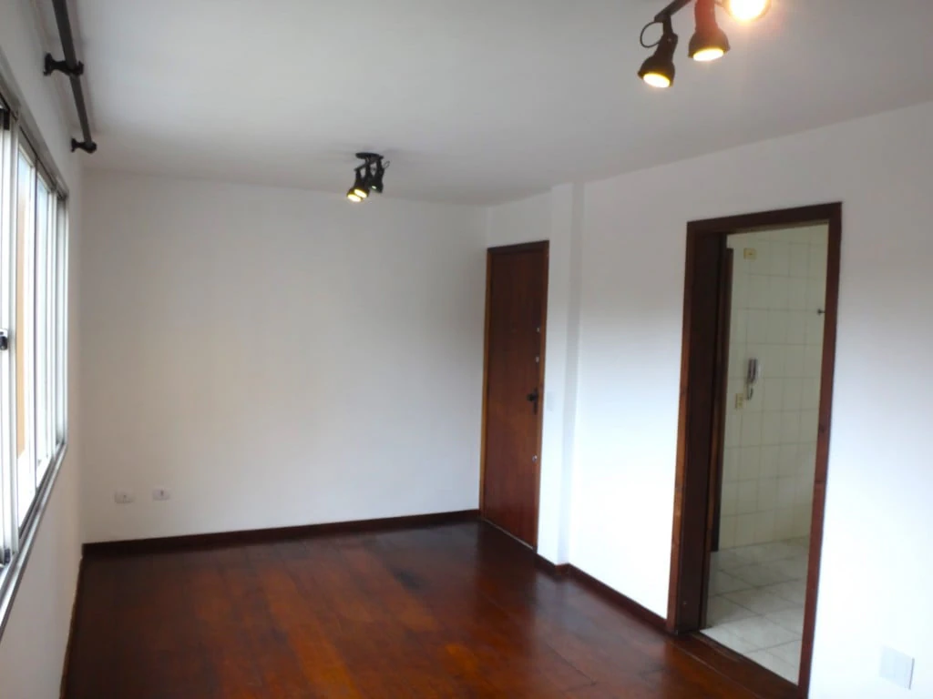 2-bedroom apartment with wood or laminate floors in Curitiba — photo 6