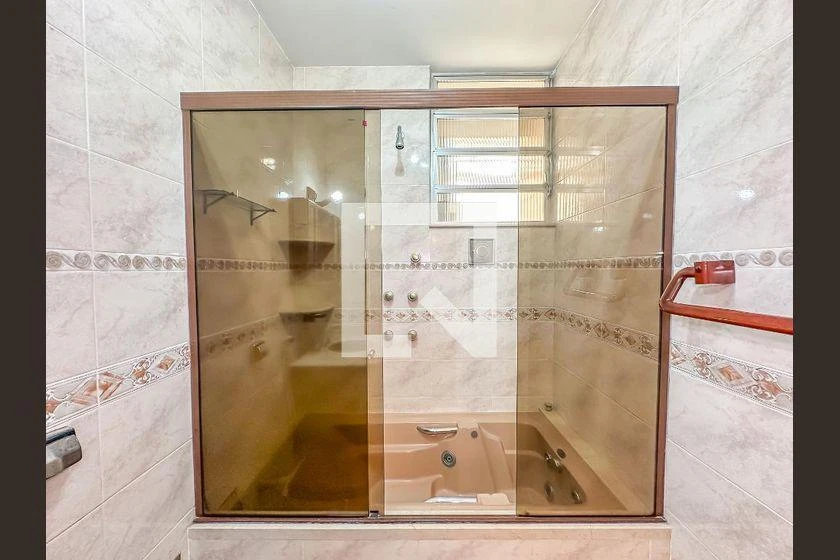 3-bedroom apartment with a bathtub — photo 43