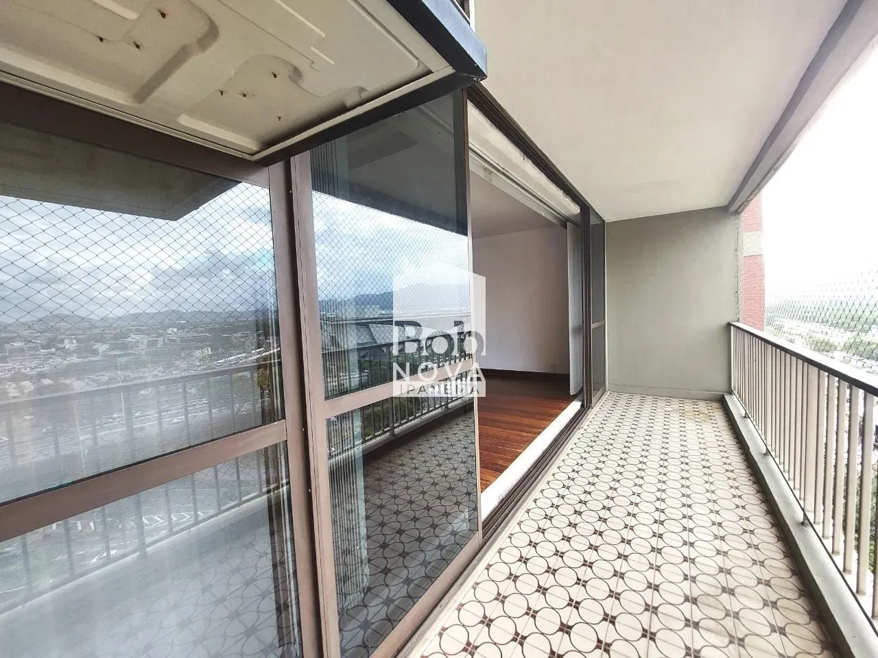 Unfurnished 161 m² apartment with a closed kitchen — photo 11