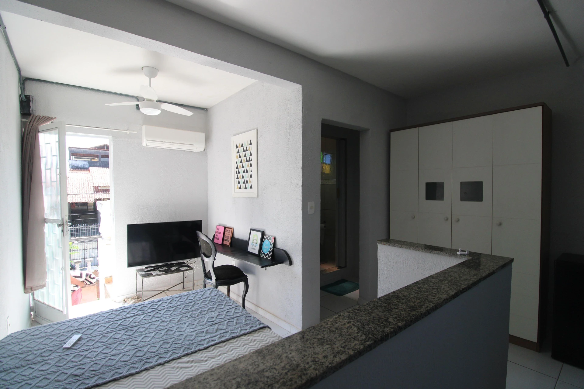 Furnished studio with kitchenette and en-suite — photo 10