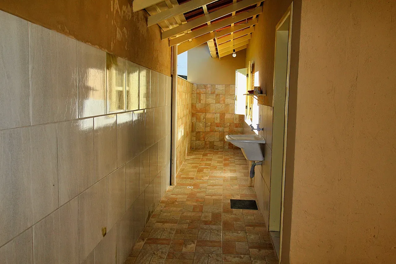 Balcony with a grill in a 2-bedroom house, 60 m² — photo 16