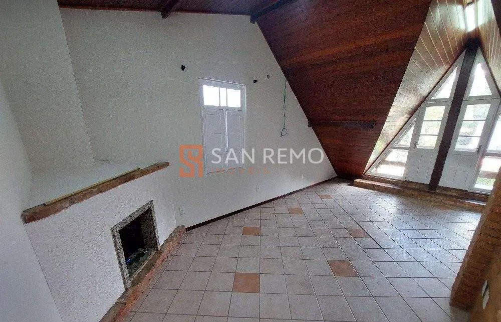 200 m² house with a fireplace and a grill on the balcony — photo 32