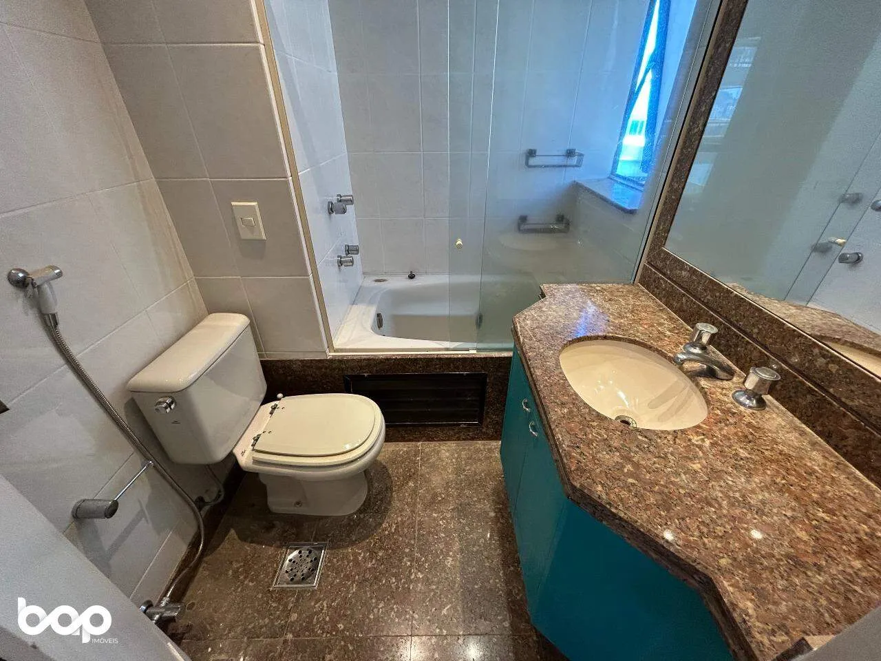 89 m² apartment with a bathtub and a water view — photo 10