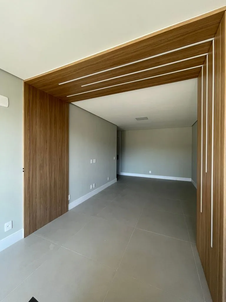 Balcony with a grill in a 3-bedroom apartment, 131 m² — photo 35