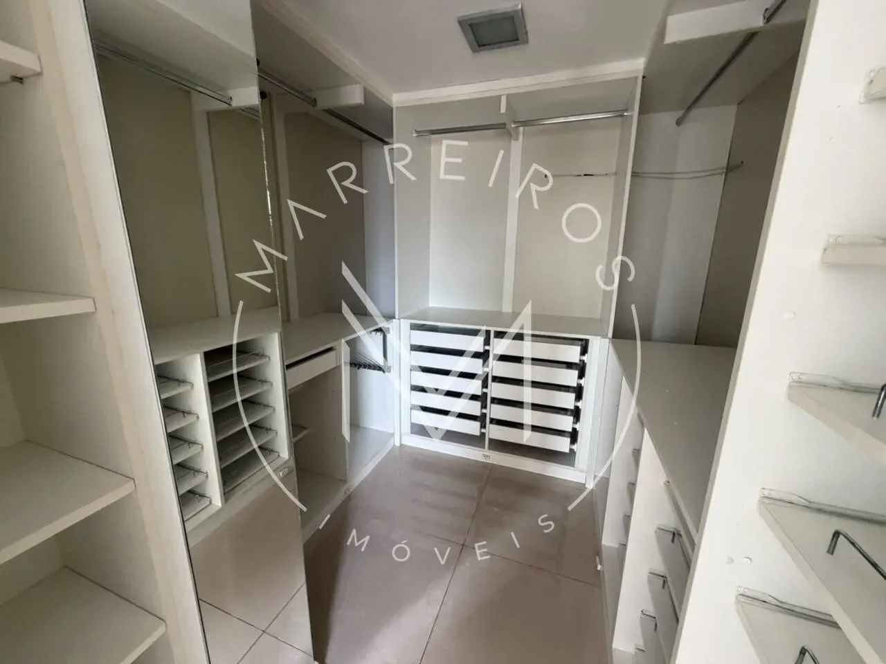 4-bedroom apartment in a building with a sauna — photo 32