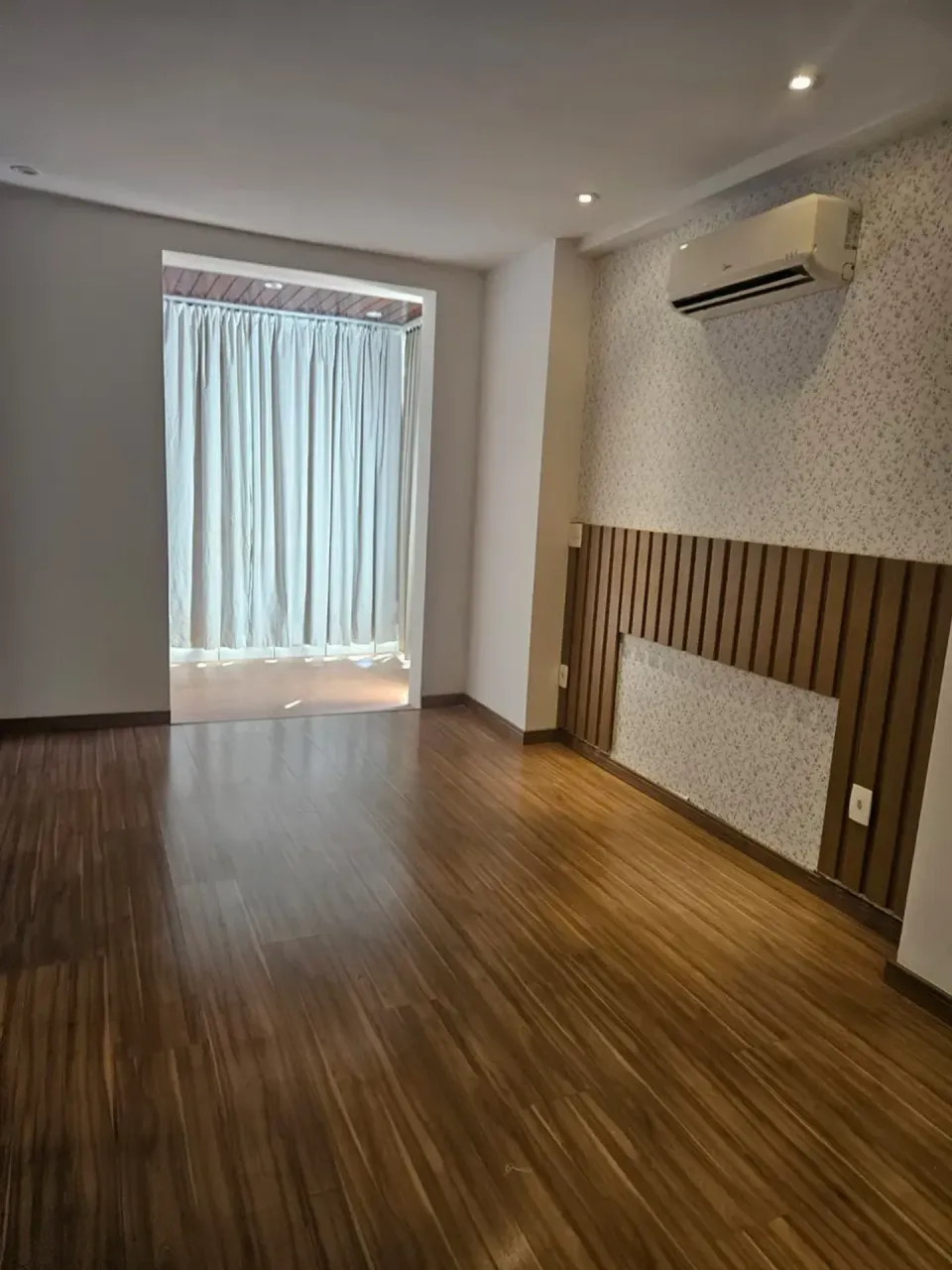 3-bedroom apartment with a glazed glass-in balcony — photo 3