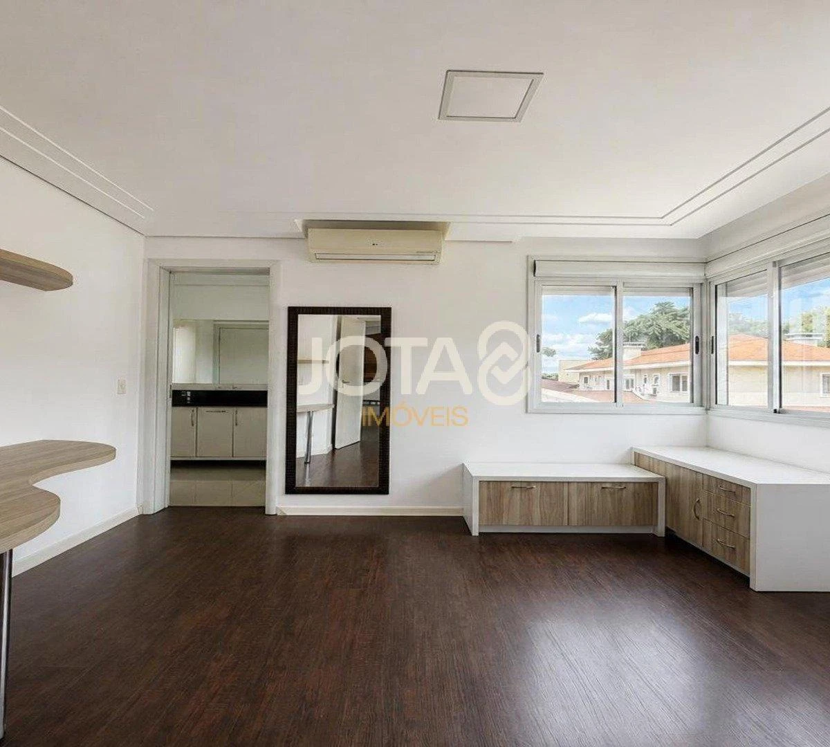 4-bedroom house with a glass-enclosed balcony in Curitiba — photo 33