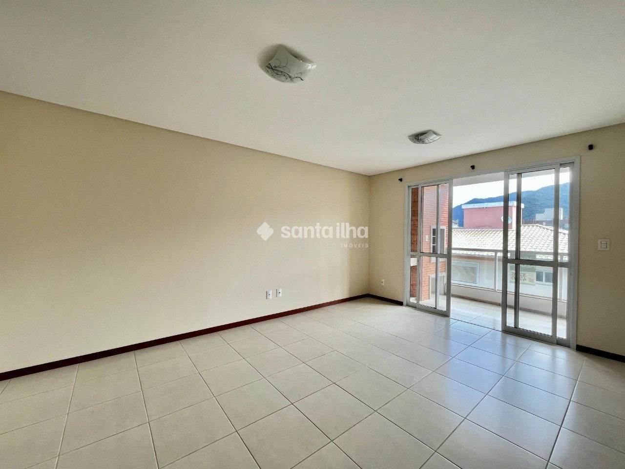 Balcony with a grill in a 2-bedroom apartment, 73 m² — photo 22