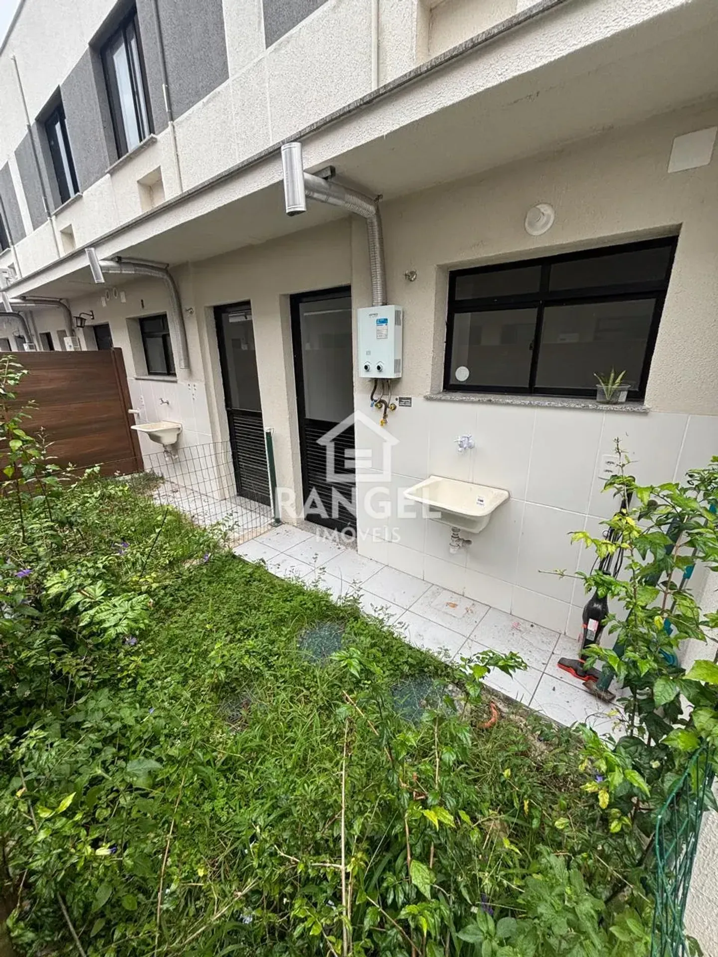 House with a private garden and a separate kitchen — photo 17