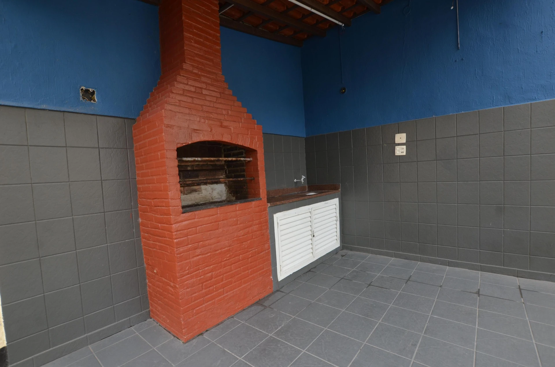 Furnished apartment, 126 m², with a grill on the balcony — photo 51