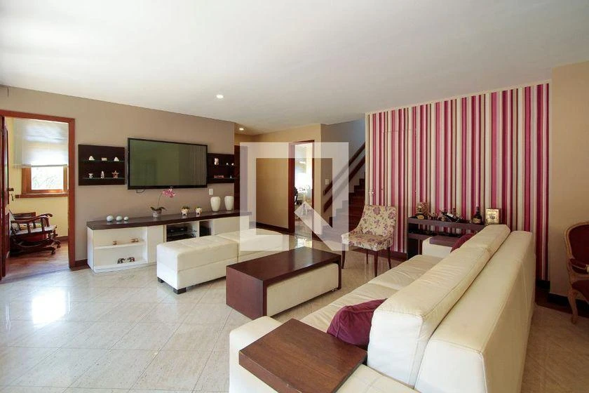 Furnished house with 7 bedrooms and 5 en-suites, 600 m²