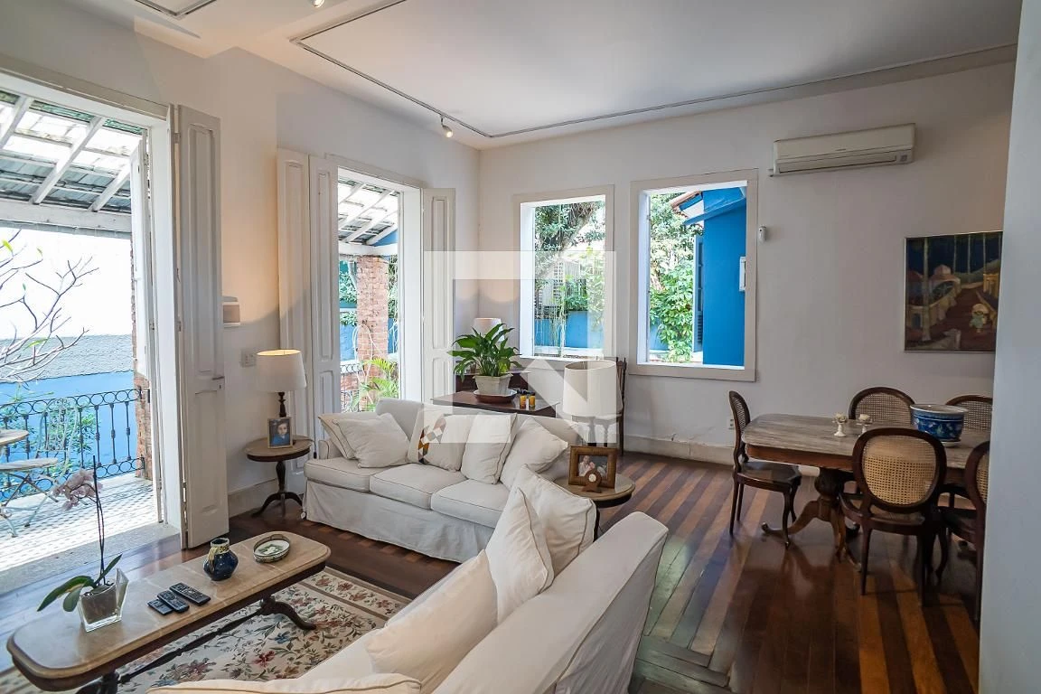 Furnished house, 300 m², with floor-to-ceiling windows — photo 30
