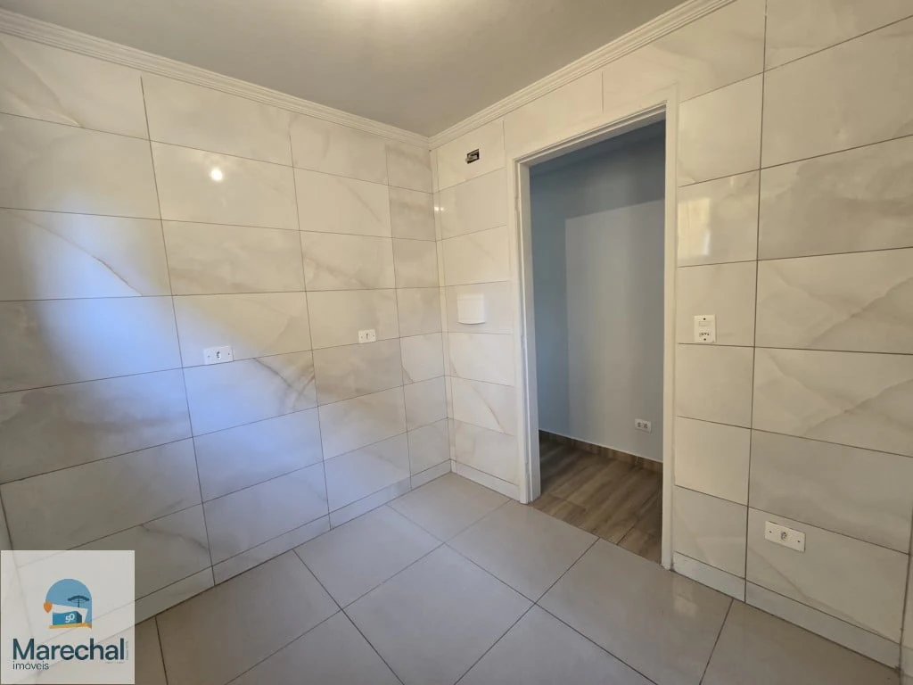 2-bedroom apartment with wood or laminate floors in Curitiba — photo 5
