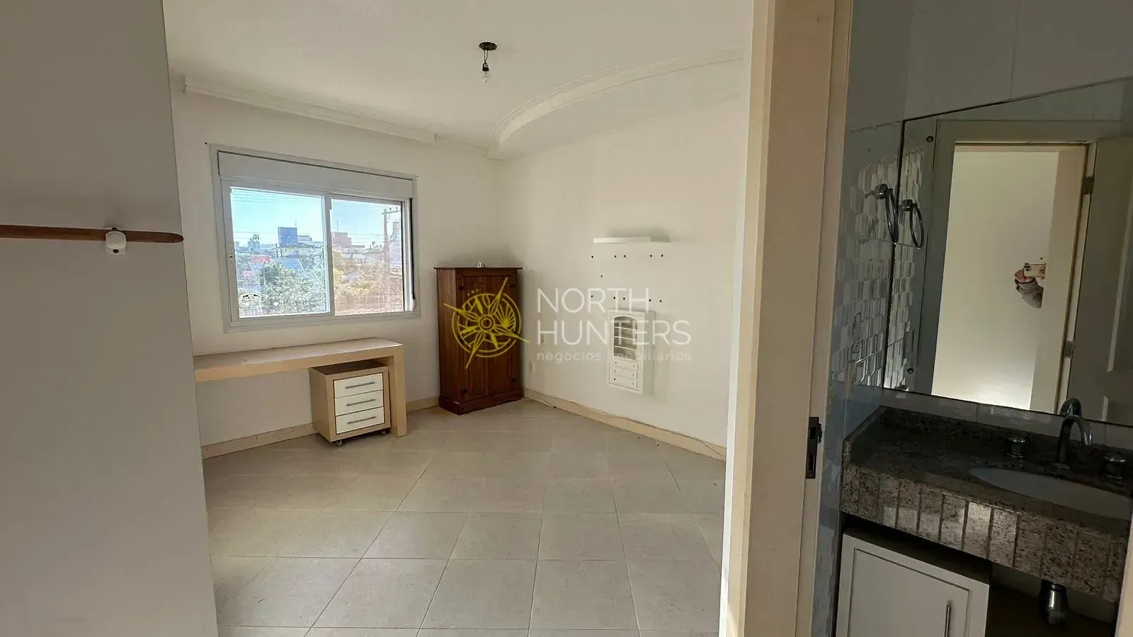 House with 4 bedrooms and shared pool area — photo 21
