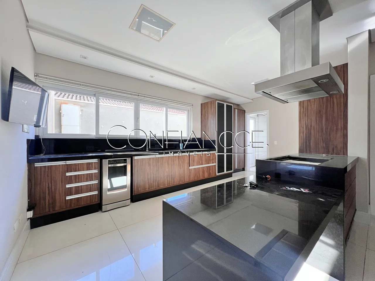 House with open-plan kitchen and 5 bedrooms and 5 baths — photo 8
