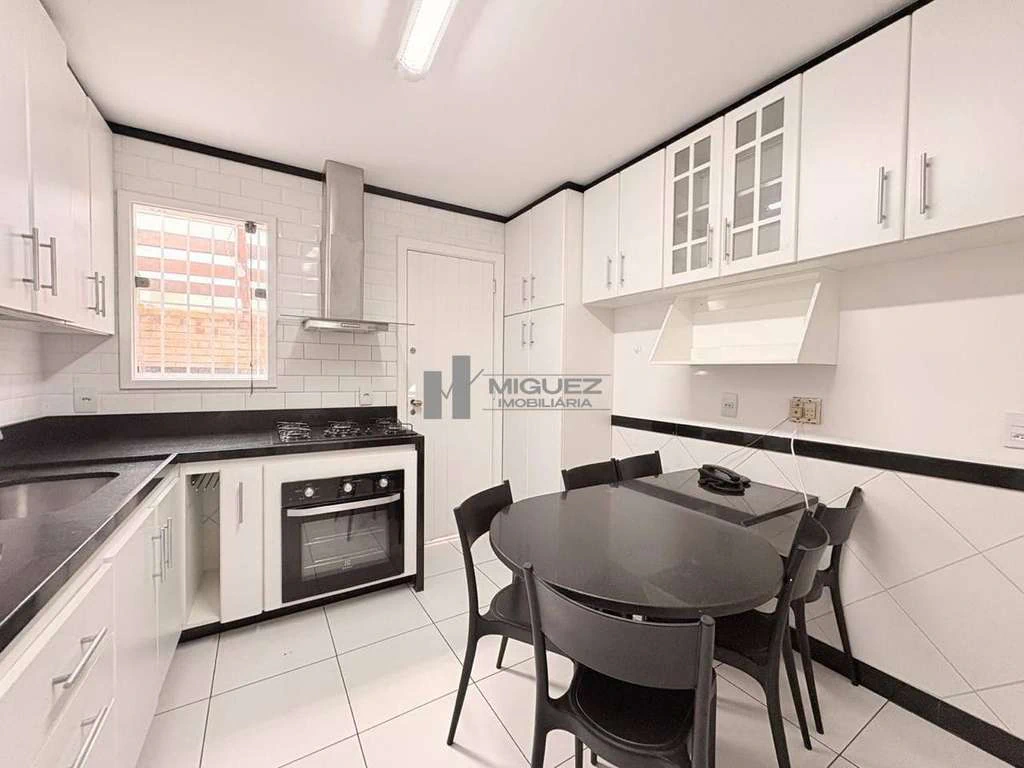 273 m² triplex house with 3 parking spaces and 5 baths — photo 25
