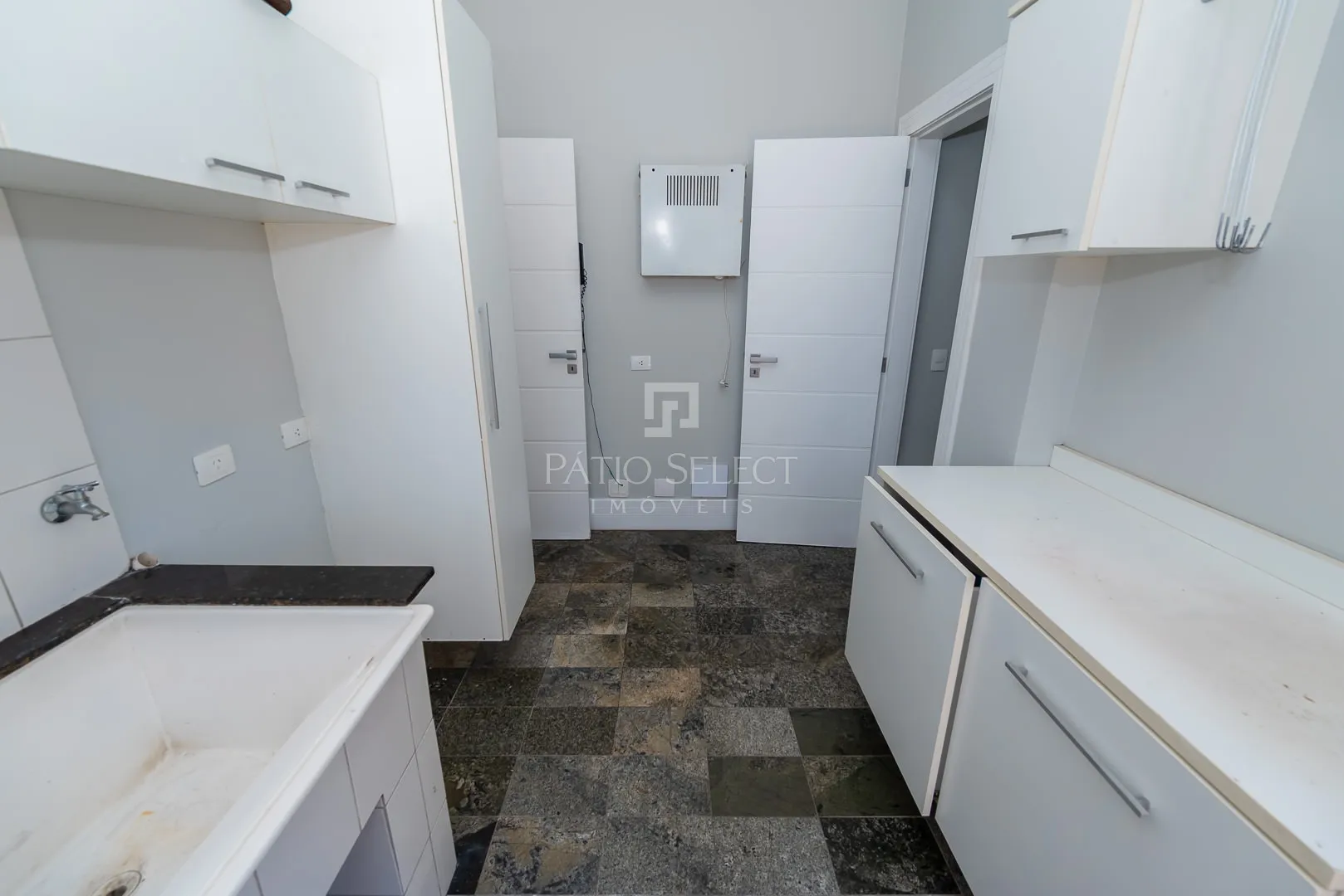 Furnished house, 305 m², with a bathtub — photo 133