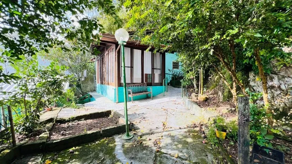 300 m² house with 1 bedroom and a private garden